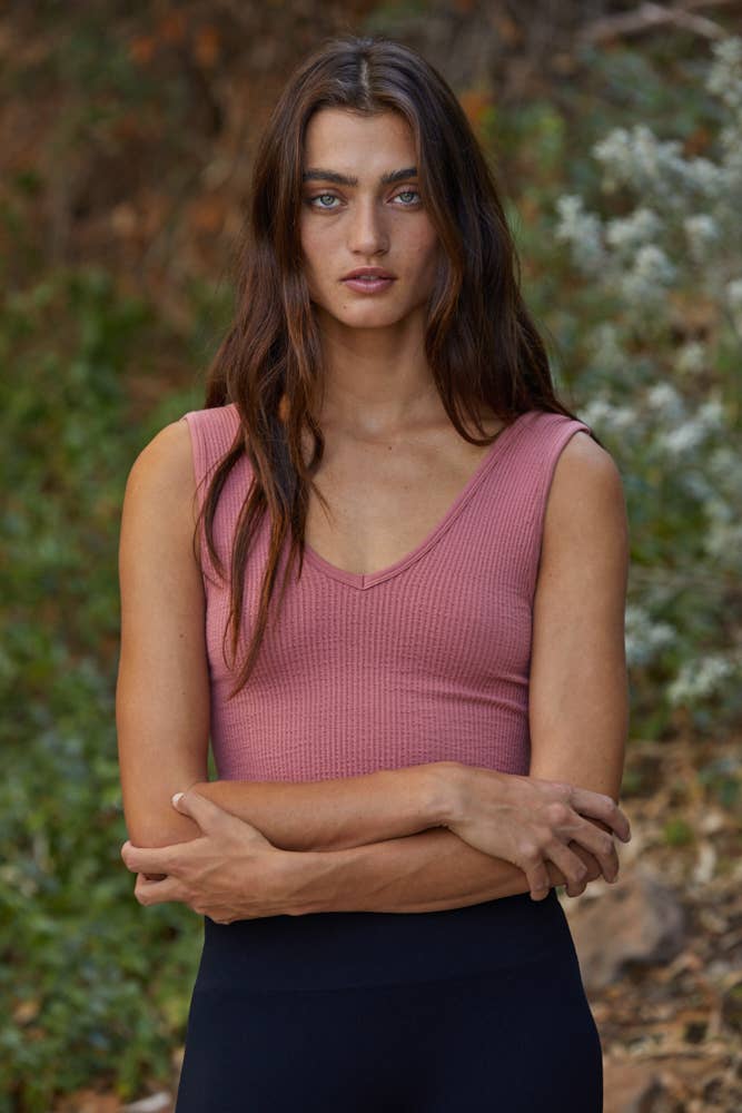S1050N | Seamless Sleeveless UV Neck Reversible Tank Top