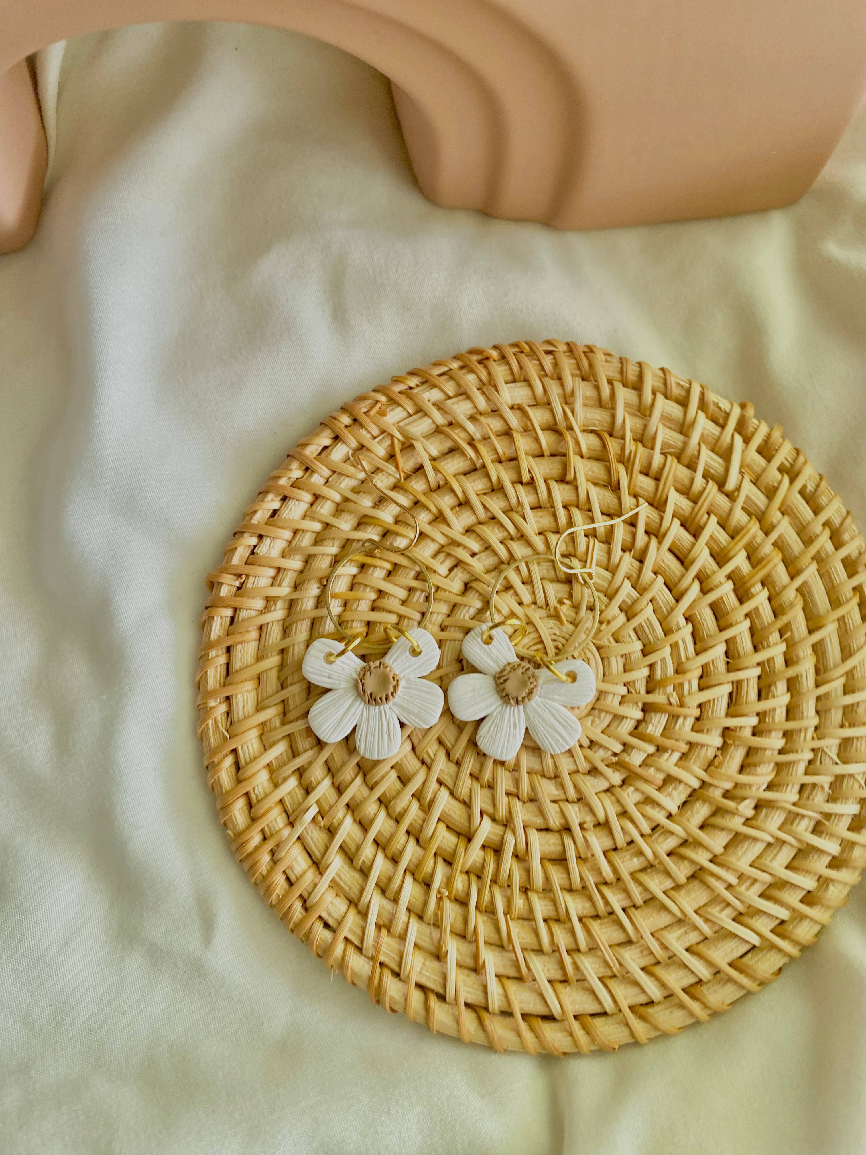 Daisy dangle drop earrings 